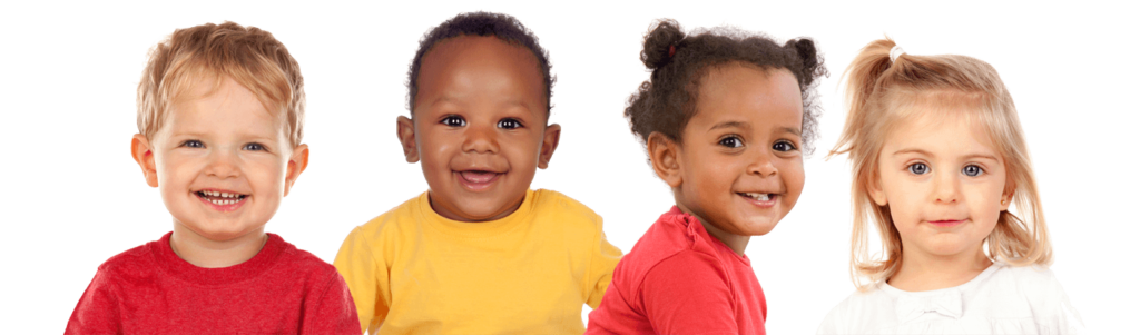 Bébés de différentes origines souriants