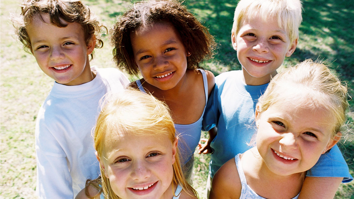 Enfants souriants de différentes origines